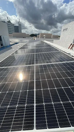Painéis solares instalados em telhado de telha metálica