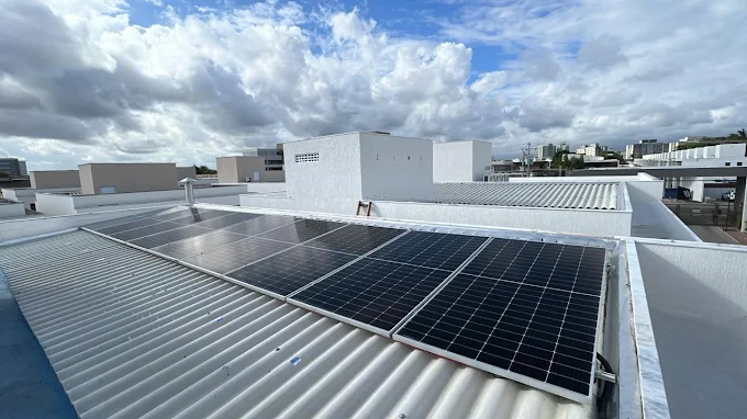 Sistema fotovoltaico instalado em telhado branco