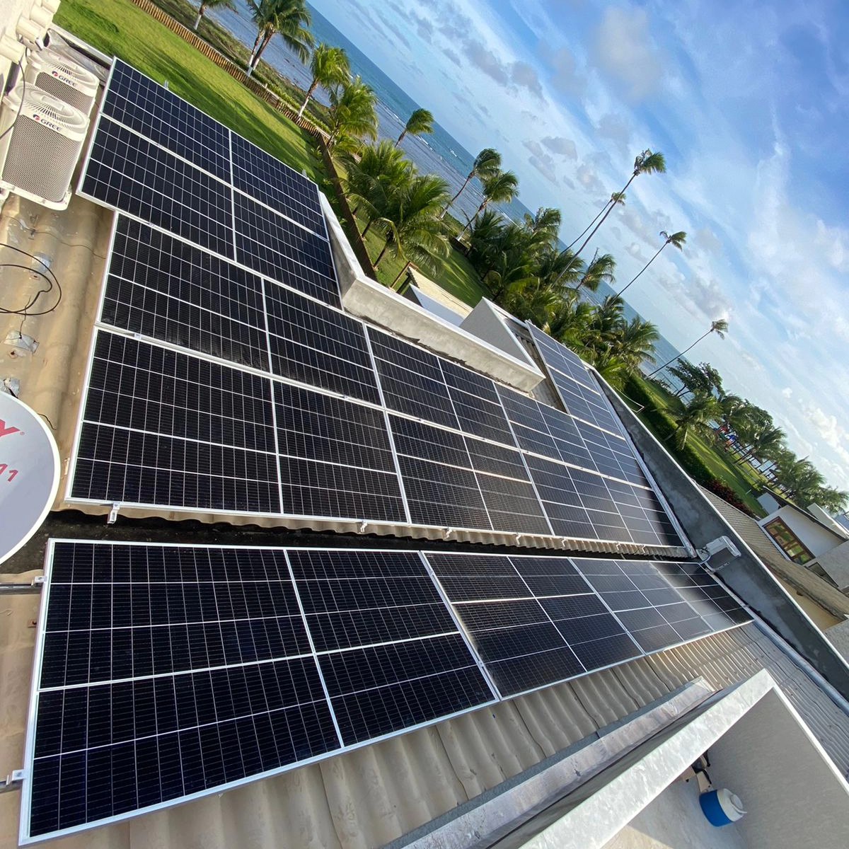 Sistema de energia solar instalado em cobertura com vista para o mar na Bahia