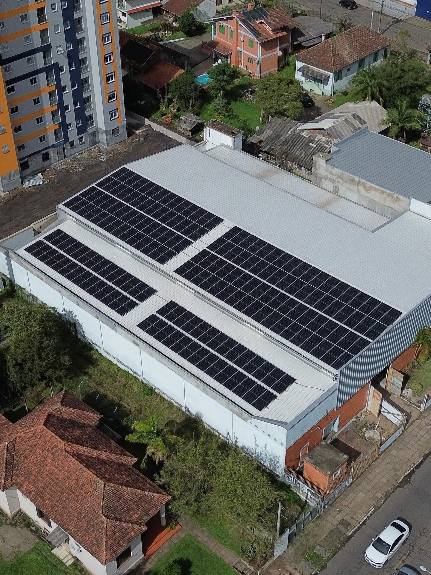 Vista aérea de usina solar instalada em telhado de galpão